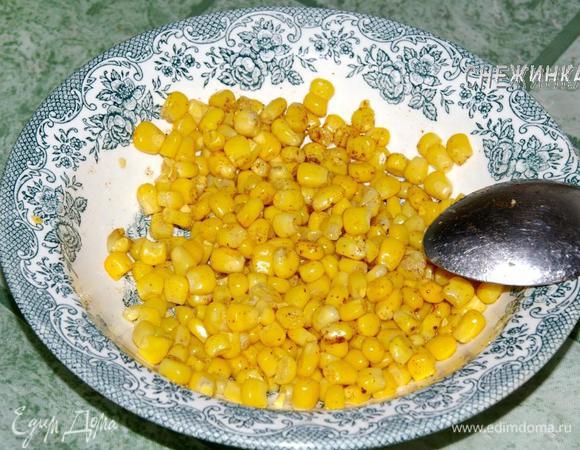 Отсыплем нужное количество кукурузы. Добавим острый перчик, я брала молотый горький 1/6 ч.л.  Перемешаем.