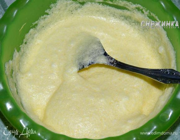 Затем аккуратно, порциями ввести белки в желтки, мешая ложкой.