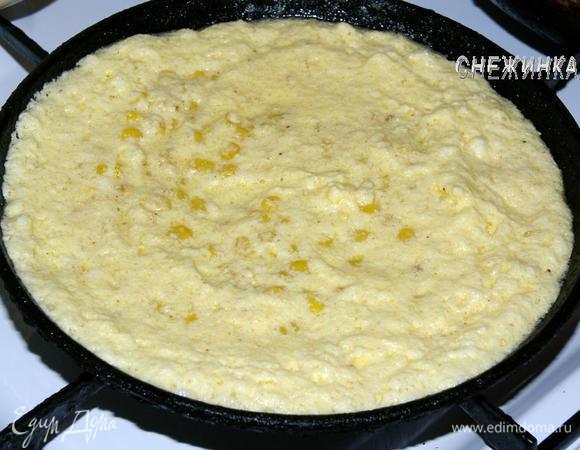 2 ст.л. растопленного масла добавить в кукурузу, остальное оставить. Затем смешать ее с яйцами и выложить всё в форму или сковороду.