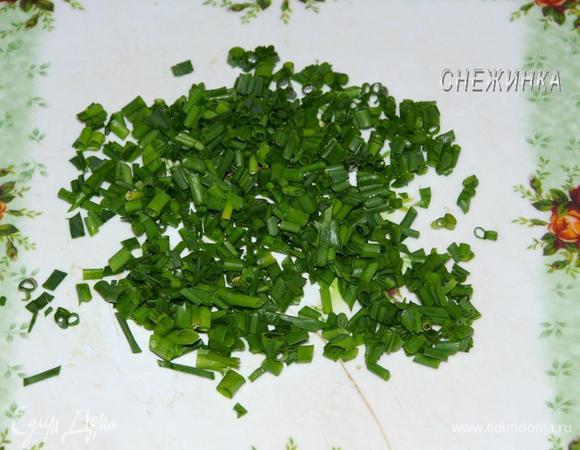 Поставить в духовку, разогретую до 170С на 15 минут. В это время помыть, обсушить и измельчить зеленый лук.