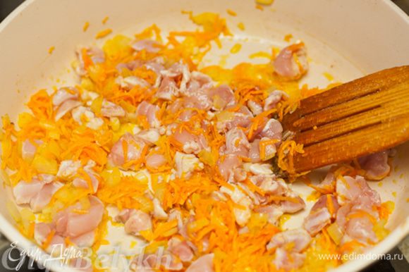 лук и чеснок мелко порезать. Морковь натереть на мелкой терке. Обжарить в разогретом оливковом масле лук, 3 минуты. Добавить морковь и чеснок.