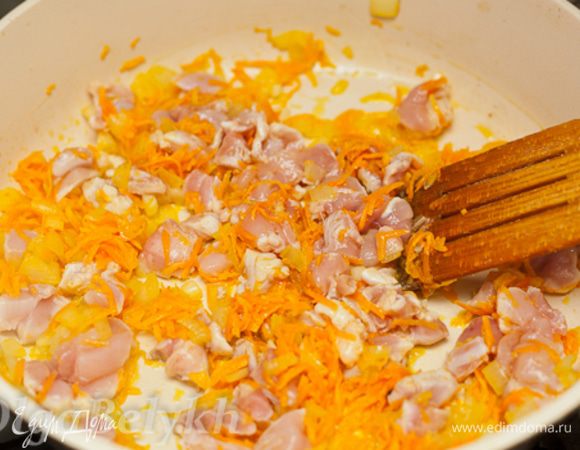 лук и чеснок мелко порезать. Морковь натереть на мелкой терке. Обжарить в разогретом оливковом масле лук, 3 минуты. Добавить морковь и чеснок.