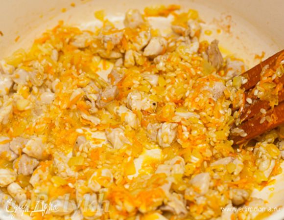 Куриное филе порезать на маленькие кусочки, рис промыть. Добавить курицу и рис к овощам, готовить 3-4 минуты, помешивая. Добавить щепотку кориандра и шафрана. Затем добавить 1 стакан воды и готовить под крышкой на маленьком огне до готовности риса. Подливать воду по необходимости. Посолить и поперчить.