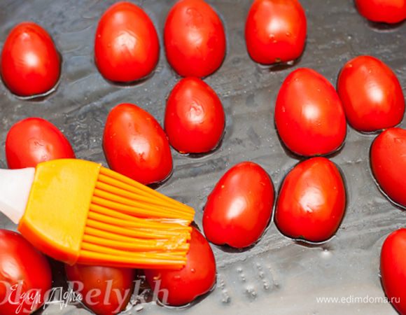 Помидоры порезать пополам, положить на смазанный маслом противень, смазать оливковым маслом и поставить в разогретую до 200 градусов духовку минут на 10. Затем вынуть и дать остыть.