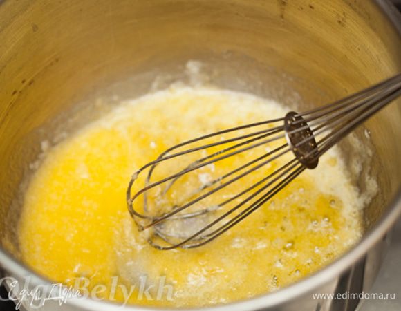 Белки отделить от желтков. В маленькой кастрюльке растопить сливочное масло, добавить муку и готовить на маленьком огне, непрерывно помешивая, до загустения.