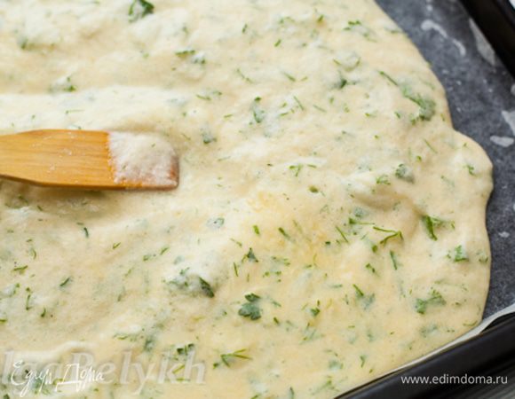 Белки отдельно взбить в густую пену, добавить к желткам, хорошо перемешать. Затем эту смесь равномерно распределить по смазанному маслом и застеленному пергаменту противню. Выпекать в духовке около 15 минут при 180 градусах. Затем вынуть из духовки, накрыть пергаментом или полотенцем и дать остыть.