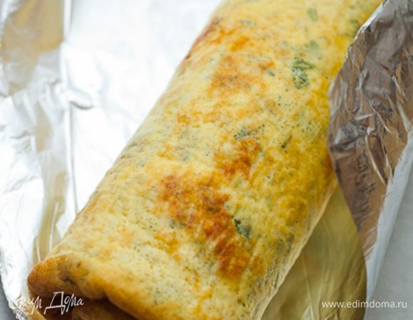 Аккуратно скатать корж с начинкой в рулет, завернуть в фольгу и поставить в холодильник минимум на 1 час. Подавать из холодильника. 
Можно еще корж промазать майонезом или творожным сыром перед тем, как раскладывать начинку, рулет будет сочнее.