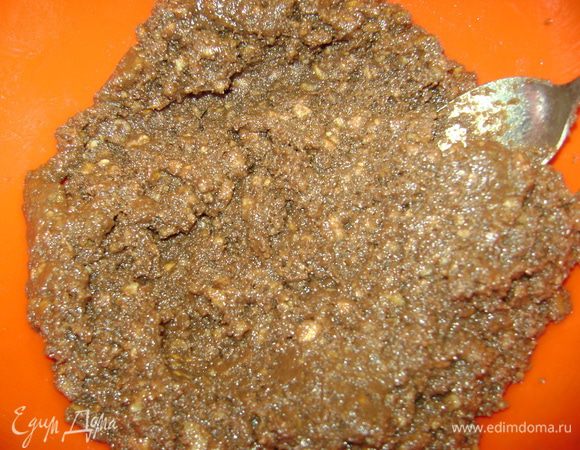 Печенье разломать руками мелко-мелко,всыпать все ингредиенты(масло растопить)и замесить однородную массу.Добавить мелкие кусочки белого шоколада и смешать.