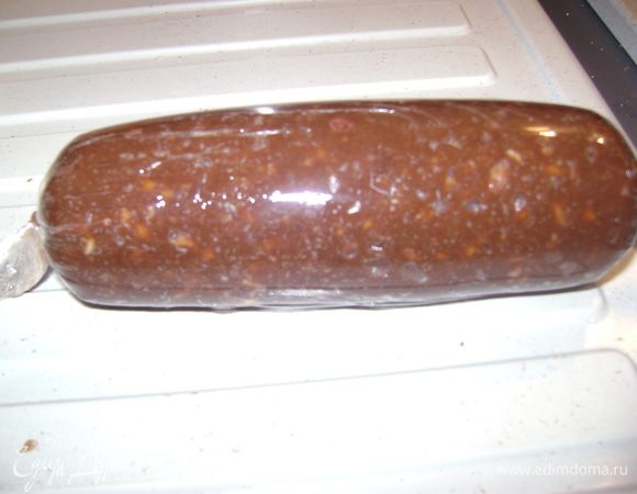 На пищевой пленке сформировать колбаску и плотно завернуть хорошенько завязав концы.Положить в морозильник для застывания..