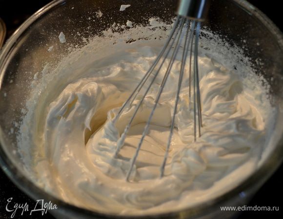 Разогреть духовку до 150 градусов.
Взбить белки на средней скорости с солью около 1 минуты.
Добавлять сахар по 1 ст.ложке и прибавить скорость на средне-высокую.