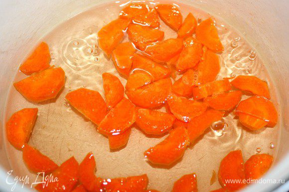 Из воды,сахара и лимонного сока сварить сироп.Морковь очистить,порезать на дольки и варить в сиропе до готовности(около 15 минут).Остудить в сиропе.
