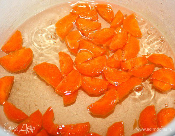 Из воды,сахара и лимонного сока сварить сироп.Морковь очистить,порезать на дольки и варить в сиропе до готовности(около 15 минут).Остудить в сиропе.