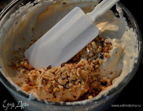 Добавить шоколадные чипсы или  измельченные орехи, перемешать все осторожно лопаткой.