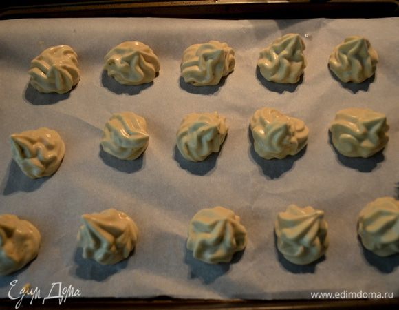 Противни укрыть пергаментной бумагой для выпечки.
Используем черпак от мороженого или пакет с насадкой и выдавливаем поочередно наши меренги на противень.