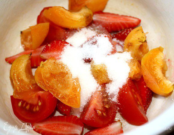 Помидорки черри,клубнику и абрикосы нарезать на кусочки,переложить в эмалированную посуду,засыпать сахаром и оставить на час.Если через час ягоды не дали сок,то можно добавить 2-3 ст.л.сиропа из моркови.Поставить ягоды на средний огонь и варить минут 10 после закипания.Погружным блендером размолоть ягоды и пропустить соус через сито.Вернуть соус в кастрюльку и немного уварить его.После остывания соус густеет.