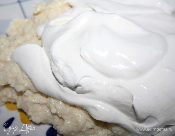 Рис измельчить погружным блендером или протереть через сито.Сливки хорошо взбить и аккуратно смешать с измельчённым рисом.