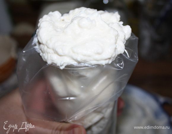 Шампанское(без пены)или вино смешать с 150-200 мл сиропа от моркови.В 50 мл вина замочить желатин на 5 минут,а затем нагреть его в микро до 50*С.Смешать вино и желатин.В подготовленные стаканчики выложить нарезанные ягоды клубники,черешни,физалиса и кусочки моркови.Разлить по стаканчикам вино и убрать в холодильник до застывания желе(для ускорения процесса можно воспользоваться морозилкой).Корнетик или плотный целлофановый пакет наполнить рисовым муссом.Для чистого выполнения этой операции удобно поместить пакет в пивной стакан,завернув  края на стакан и наполнить пакет муссом.У пакета срезать кончик.