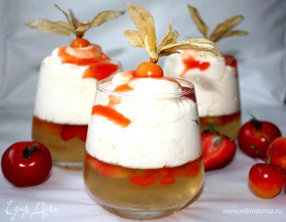 По спирали выложить мусс на застывшее желе.Можно убрать десерт в холодильник.Перед подачей полить десерт соусом и украсить фруктами и ягодами.Приятного аппетита!