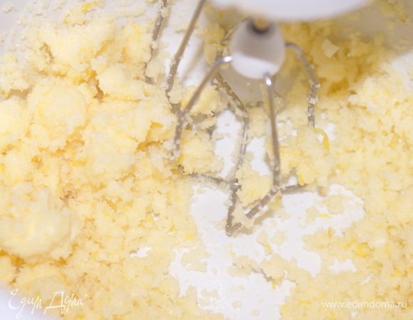 Размягченное сливочное масло взбить с лимонным сахаром.