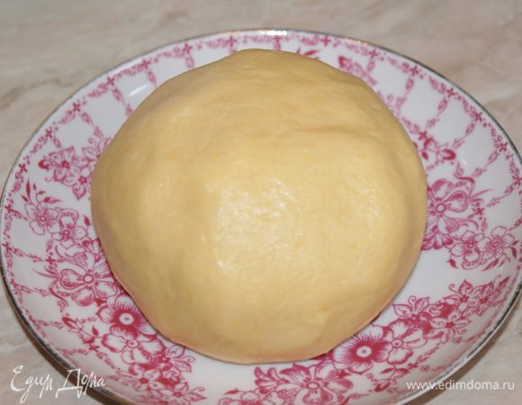 Всыпать муку, разрыхлитель, соль и ванилин. Тщательно вымесить. Должно получиться мягкое тесто. Скатать шар и убрать тесто на 30 минут в холодильник.