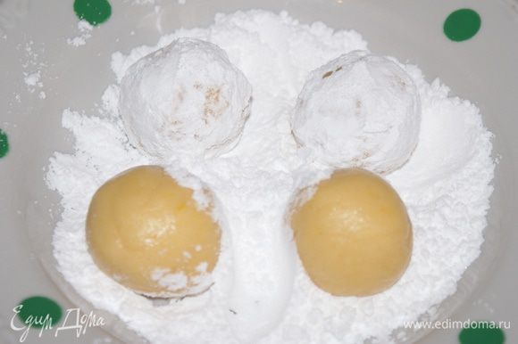 В тарелку насыпать сахарную пудру и скатать из теста шарики. Хорошо обвалять их в пудре.