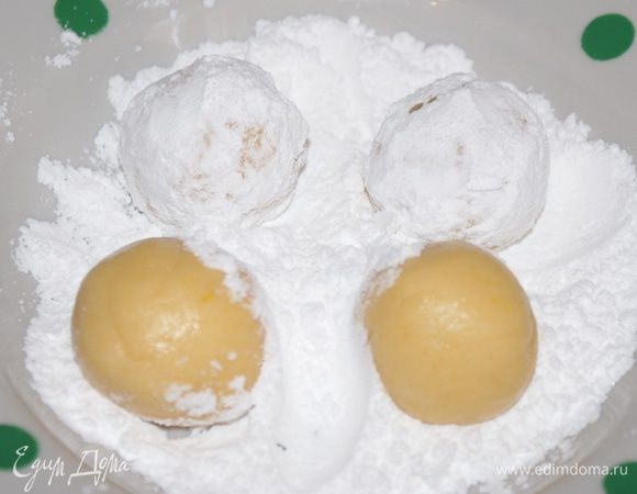 В тарелку насыпать сахарную пудру и скатать из теста шарики. Хорошо обвалять их в пудре.