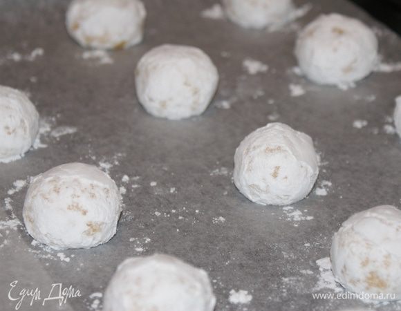 Разложить шарики на противень, застеленный пергаментом, на расстоянии 3 см друг от друга.