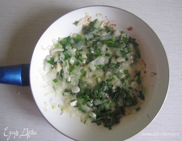 На оливковом масле обжарить мелко нарезанный чеснок и лук.