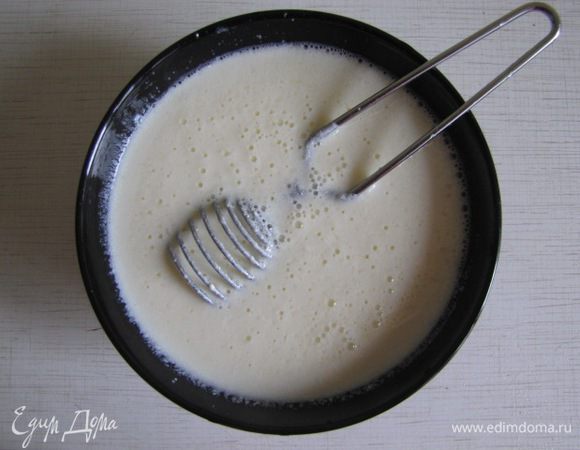 В отдельной посуде смешать яйца с кефиром,добавить соль по вкусу.