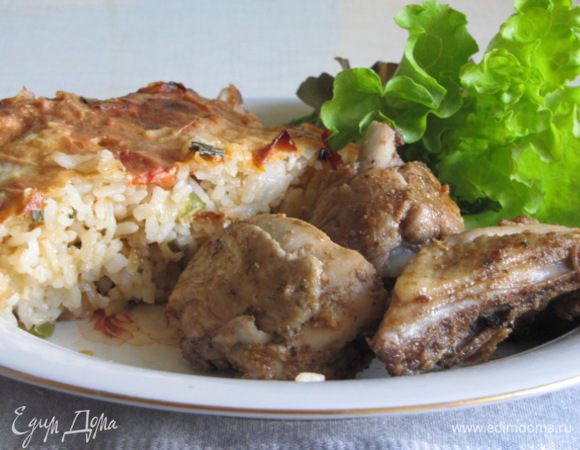 Подавать гювеч можно с предварительно замаринованной в смеси трав и зажаренной курицей.