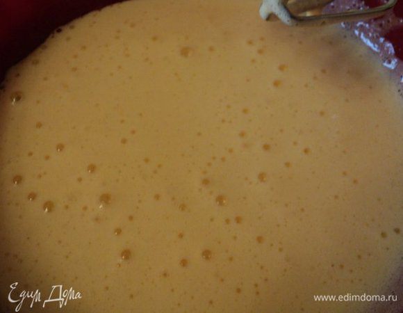 Смешать муку, крахмал,  разрыхлитель теста. Шоколад растопить на водяной бане или в микроволновке. Яйца взбить с сахаром на водяной бане ( поставить миску с яйцами на кастрюлю с горячей водой, так, чтобы дно не касалось миски). Взбивать до увеличения в объеме в 3-4 раза. Миску снять с кастрюли и ввести постепенно мучную смесь и растопленный шоколад.