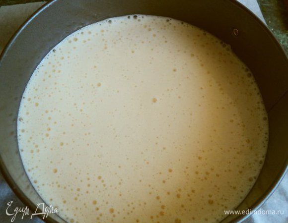 Дно  разъемной формы (ф-20см) застелить  бумагой для выпечки и смазать маслом. Вылить тесто. Выпекать при температуре 180 градусов 15-20 мин. 