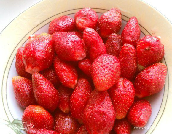 Клубнику помыть, обсушить и очистить от хвостиков, оставив несколько штук для украшения.