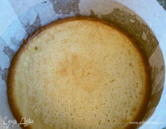 Бока формы выстелить бумагой для выпечки, на дно положить бисквитный корж.