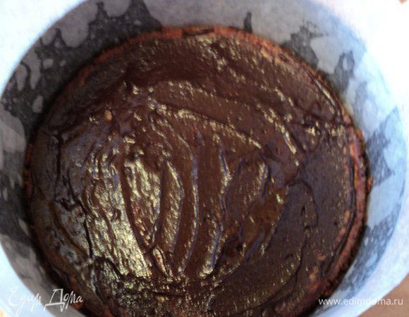 Шоколад вместе с 2 ст.ложками сливок растопить на водяной бане, перемешать и вылить на корж, распределив по всему коржу.