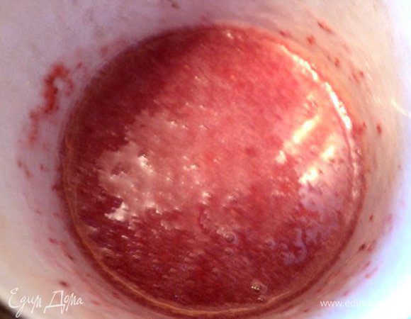 В распущенный желатин добавить 2-3ст.ложки клубничного пюре, хорошо размешать, и соединить с остальным пюре.