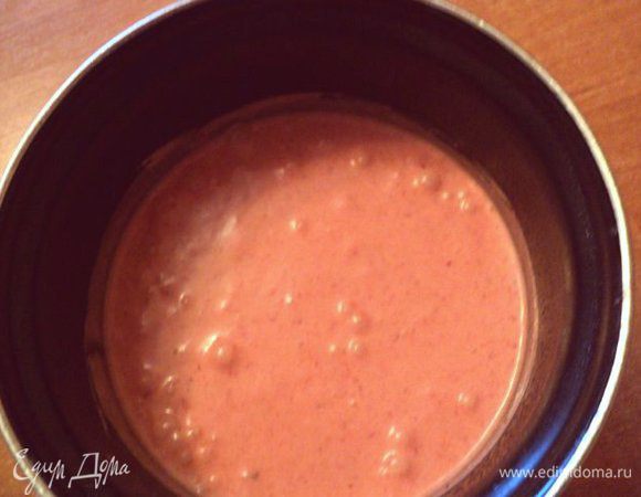 Сливки взбить до устойчивых пиков, добавив постепенно сахар. Затем, постоянно взбивая, тонкой струйкой влить фруктовое пюре.