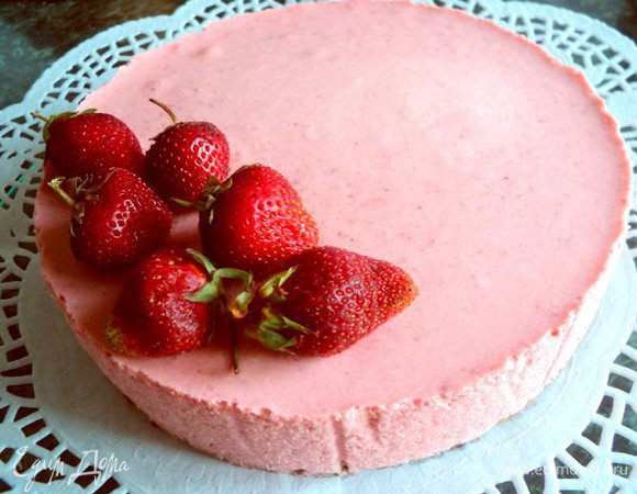 Готовый торт украсить клубникой. Приятного аппетита!