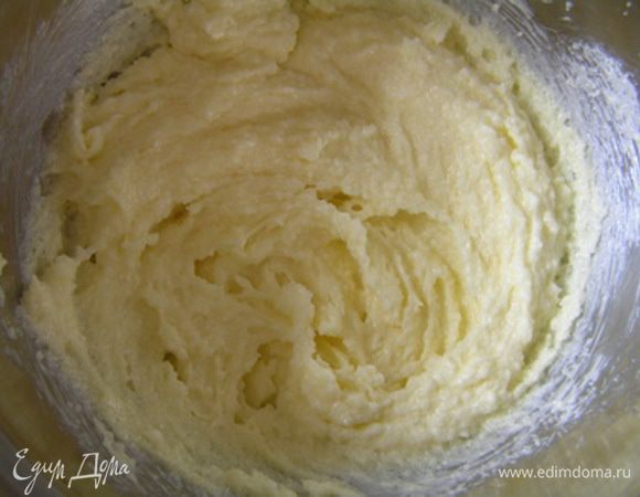 Для теста. Сливочное масло растереть с сахаром, добавить ванилин, перемешать,