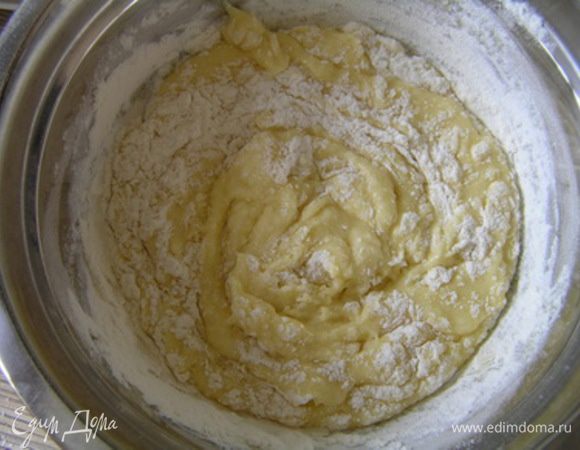 Постепенно добавить муку смешанную с разрыхлителем 