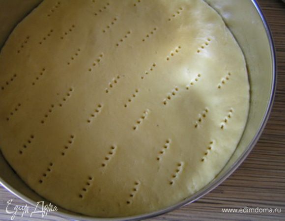 Затем раскатать по размеру Вашей формы выложить в форму (у меня 24 см) и проткнуть вилкой.***Я распределила прямо руками в форме - быстро и удобно, обрезков нет ;)*** 