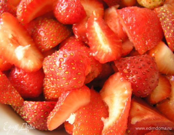 А пока приготовить начинку. Промыть клубнику, обсушить и разрезать на 2 или 4 части.