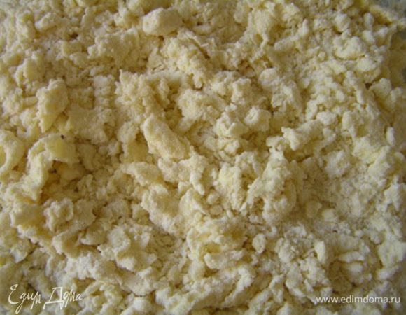 Муку смешать с ванильным сахаром, добавить сливочное масло и порубить ножом до средних крошек.