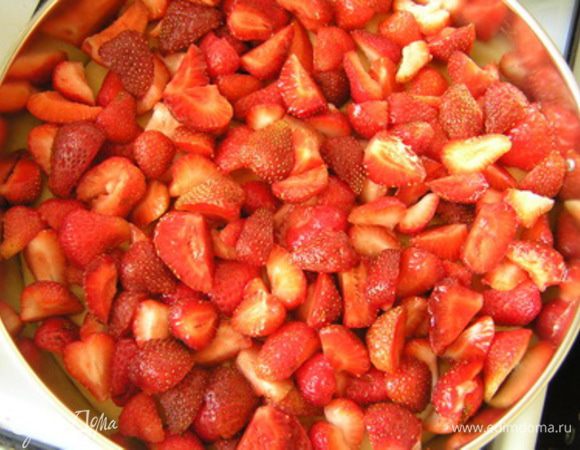 Полувыпеченный корж достать из духовки, выложить клубнику