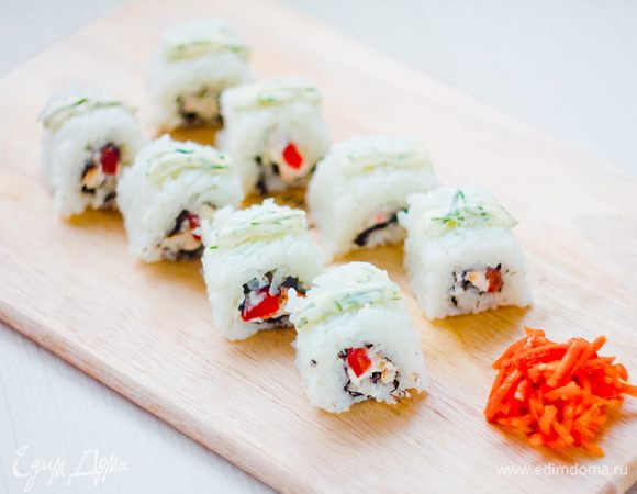 Разрезаем каждую "колбасу" на 6 кусочков. Смешиваем майонез с измельченным укропом и тертым чесноком и с помощью кондитерского шприца украшаем роллы. Вместо имбиря подаем с корейской морковкой