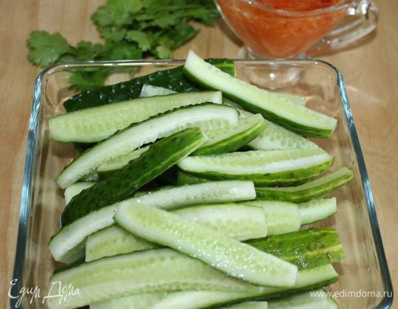 Огурцы нарезать вдоль на 6-8 частей.Имбирь и чили измельчить в блендере или мелко нарезать.Смешать соль,сахар,чили,имбирь и сок лаймов(лимона).Залить огурцы маринадом,убрать в холодильник,периодически переворачивая их в маринаде.