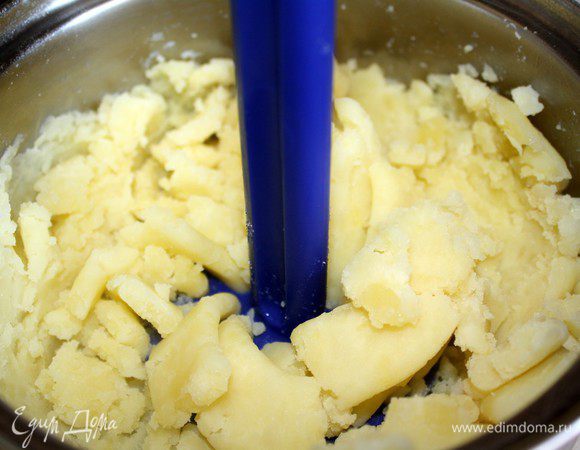 Картофель отварить в подсоленной воде.Если рыба слишком солёная,то количество соли в картофеле сократить.Воду слить и размять картофель со сливочным маслом.