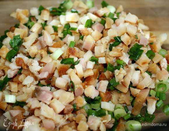 Рыбу и лук мелко нарезать и смешать.