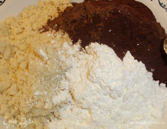 Смешайте в миске миндальную муку, какао и кукурузный крахмал.