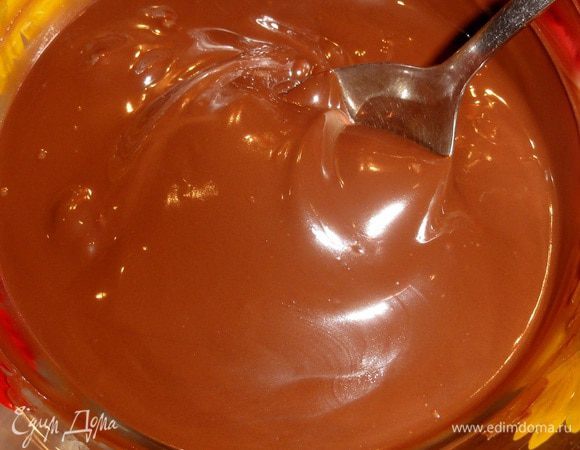 Распустите шоколад в микроволновке или на паровой бане.